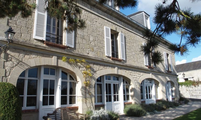 drive from the airport Charles de Gaulle is about an hour over a national highway and smaller roads through forest, countryside and villages. The journey ends at the crest of a hill in Saint Pierre Aigle, where this cozy B & B, chambre d’hôtes in French, is situated.